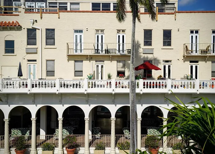 Palm Beach Hotel With Juliette Balconies! 2 Blocks From Beach! Historic Landmark
