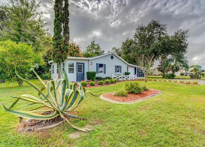 Peaceful Lady Lake Home With Screened-In Porch!