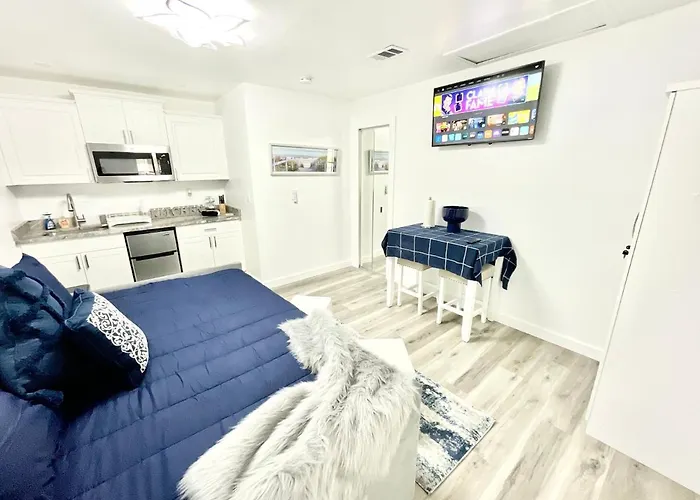Adorable Studio In Downtown Cape Coral Near Beach!