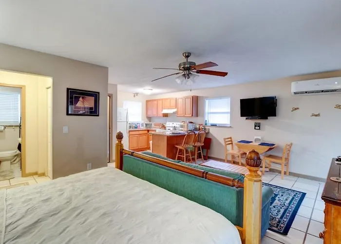Good Old Days Cottage King Bed Pet Friendly