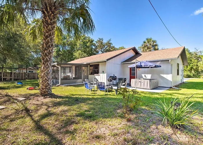 Pet-Friendly Crystal River Home With Hot Tub!