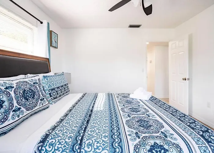 Perfectly Situated 2-Br Residential Home In Largo- Close To Beach And Everything!!