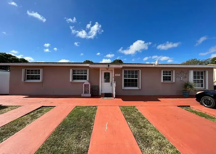 Cheerful 3-Bedroom Home, Free Parking On Premises