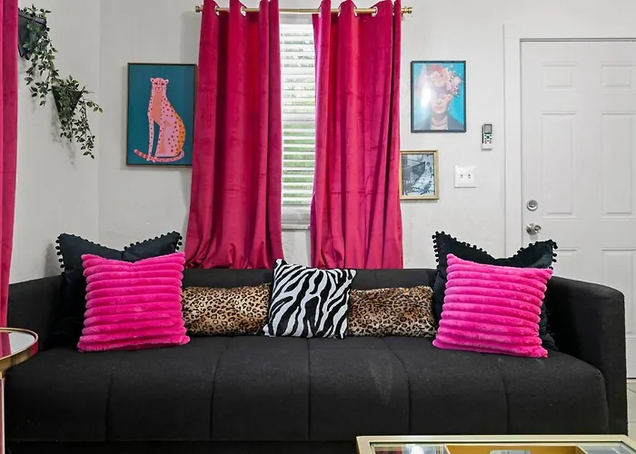 Bayside Safari 1Bed 1 Bath Apartment