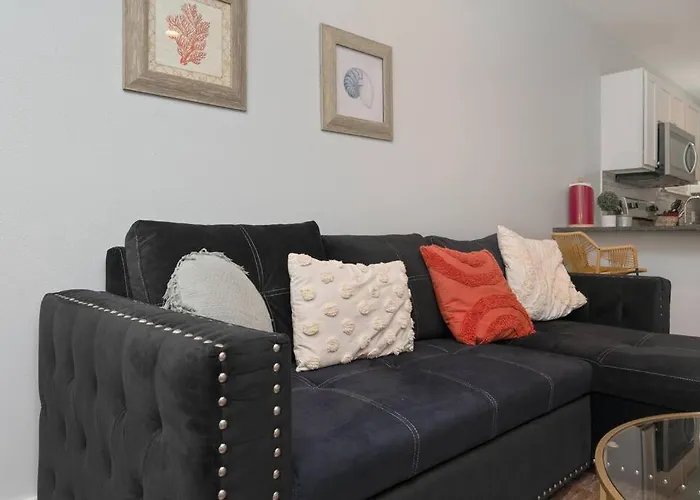 Stylish 2 Bedroom Home Close 2 Dtown, Nas, And Bch