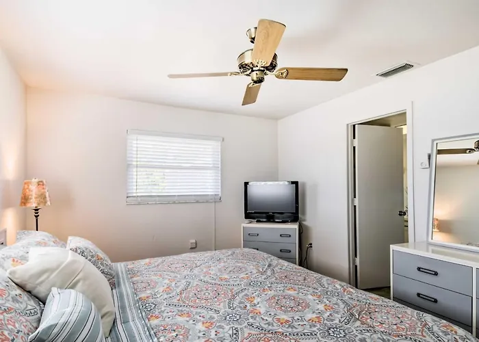 Breezy Marco Island Home With Pool - Walk To Beach!