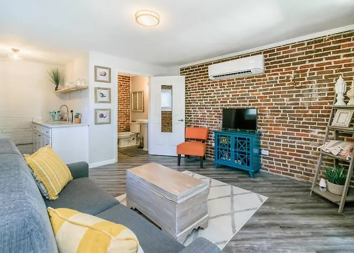 Chic Riverside Studio