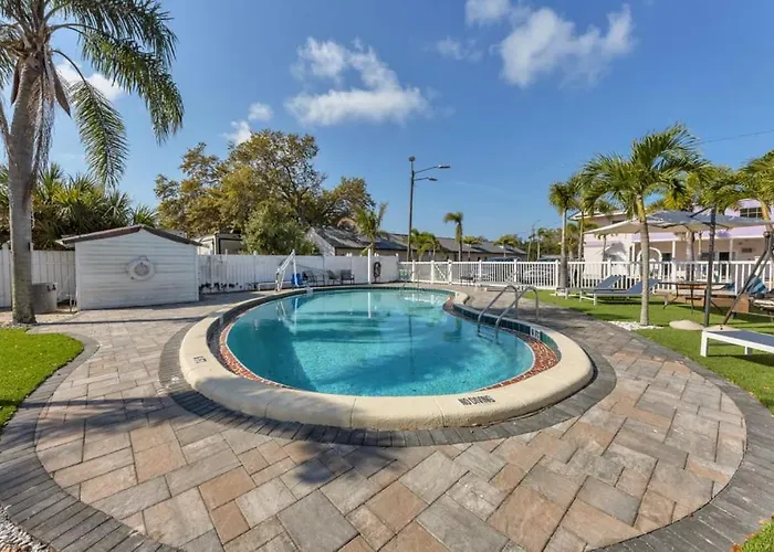 Located By The Beach 1 Bedroom With Parking And Pool