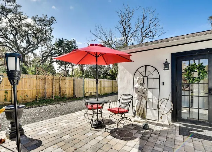 New Smyrna Beach Cottage About 1 Mi To Downtown!