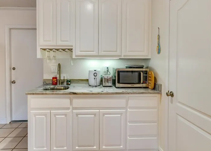 Gulf Breeze Vacation Rental For 2 With Pool Access!
