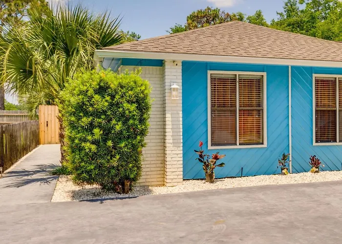 Gulf Breeze Vacation Rental For 2 With Pool Access!
