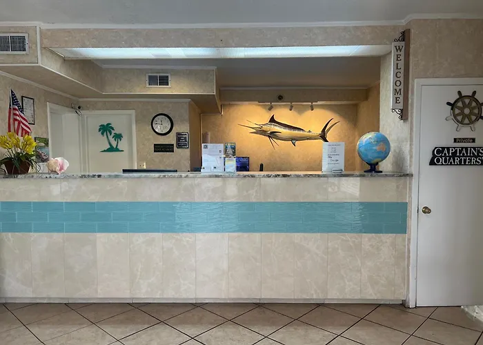 Hole Inn The Wall Hotel - Fort Walton Beach - Sunset Plaza - Nearby Beaches & Hurlburt