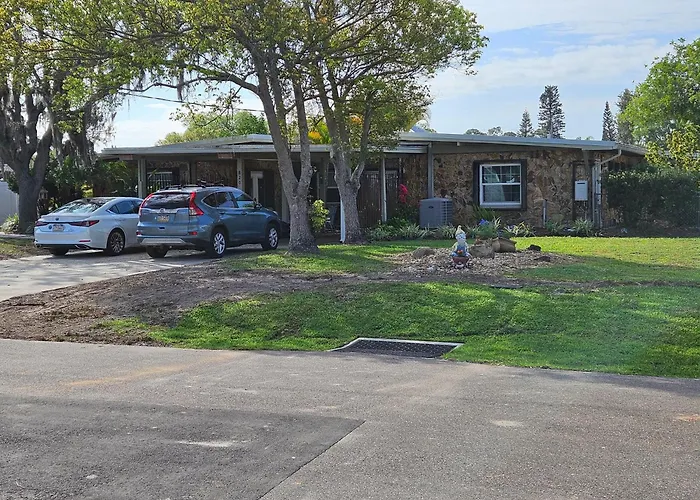 Waterfront Mid Century Cottage - Close To Beach - 2 Bedroom 3 Ba