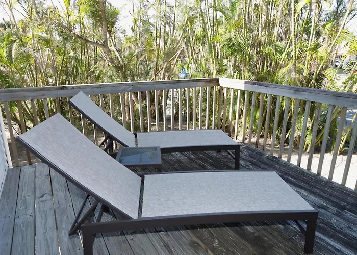 Beautifully Updated, 4 Bedroom Pool Home, 50 Yards To The Beach!! Captiva Escapade