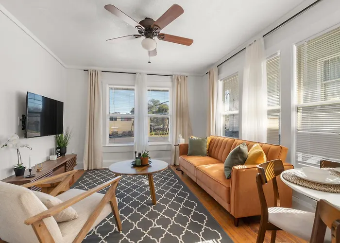 Apartment 1 Min Away From Bayshore, Sleeps 7