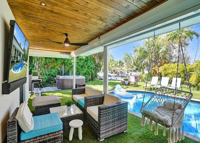 Amazing 5 Bed House W Pool, Jacuzzi And Your Own Boat