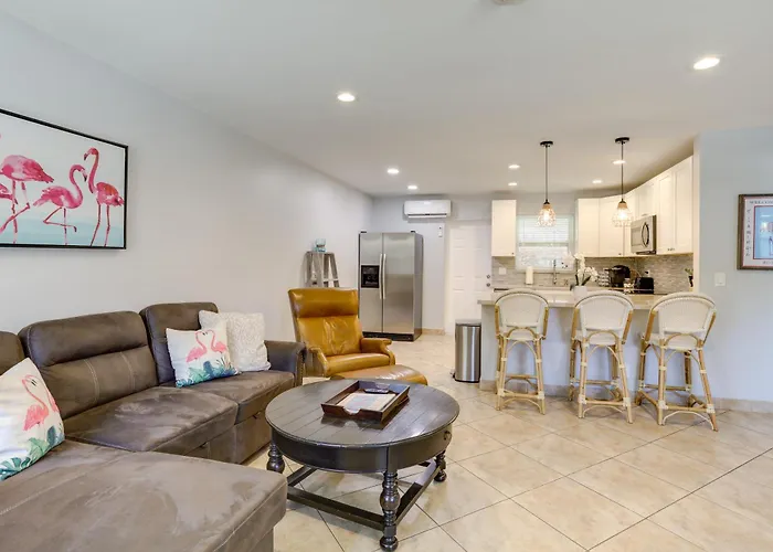 Stylish Updated Getaway 2 Mi To Swim And Shop!