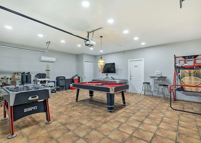 Luxurious Villa With Heated Pool, Theatre, Gym !