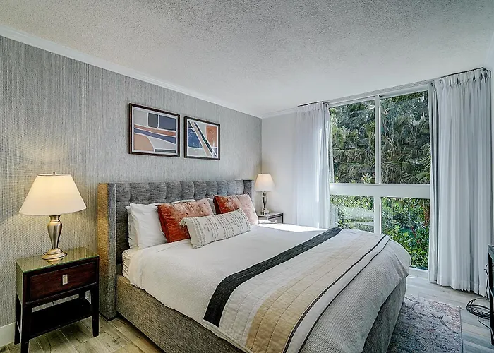 Cute 1 Bedroom Unit Located In Condo Hotel In The Heart Of Coconut Grove Free Parking
