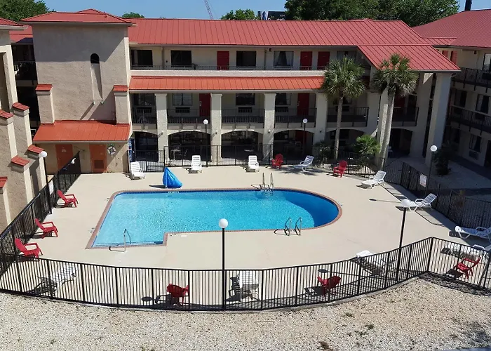 Tricove Inn & Suites