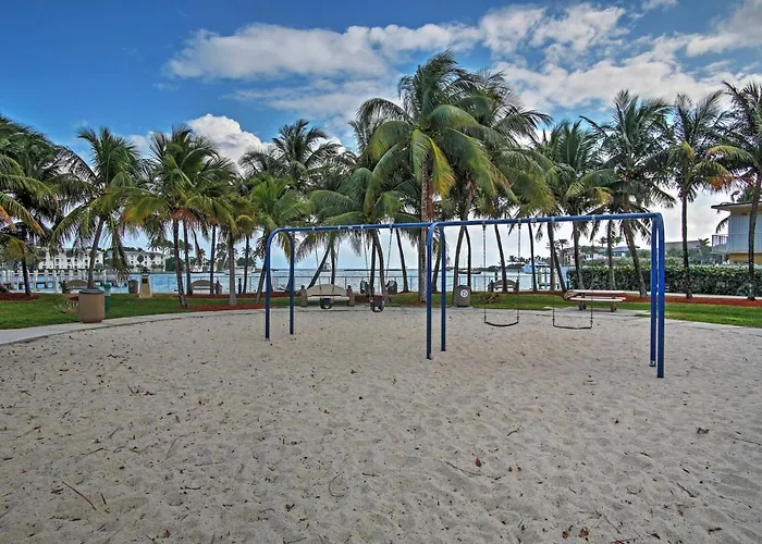 Large Pompano Home With Pool Walk To Private Beach