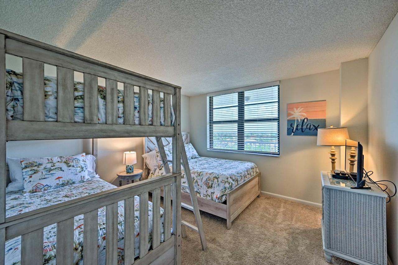 With Balcony And Stunning Ocean Views! Apartment