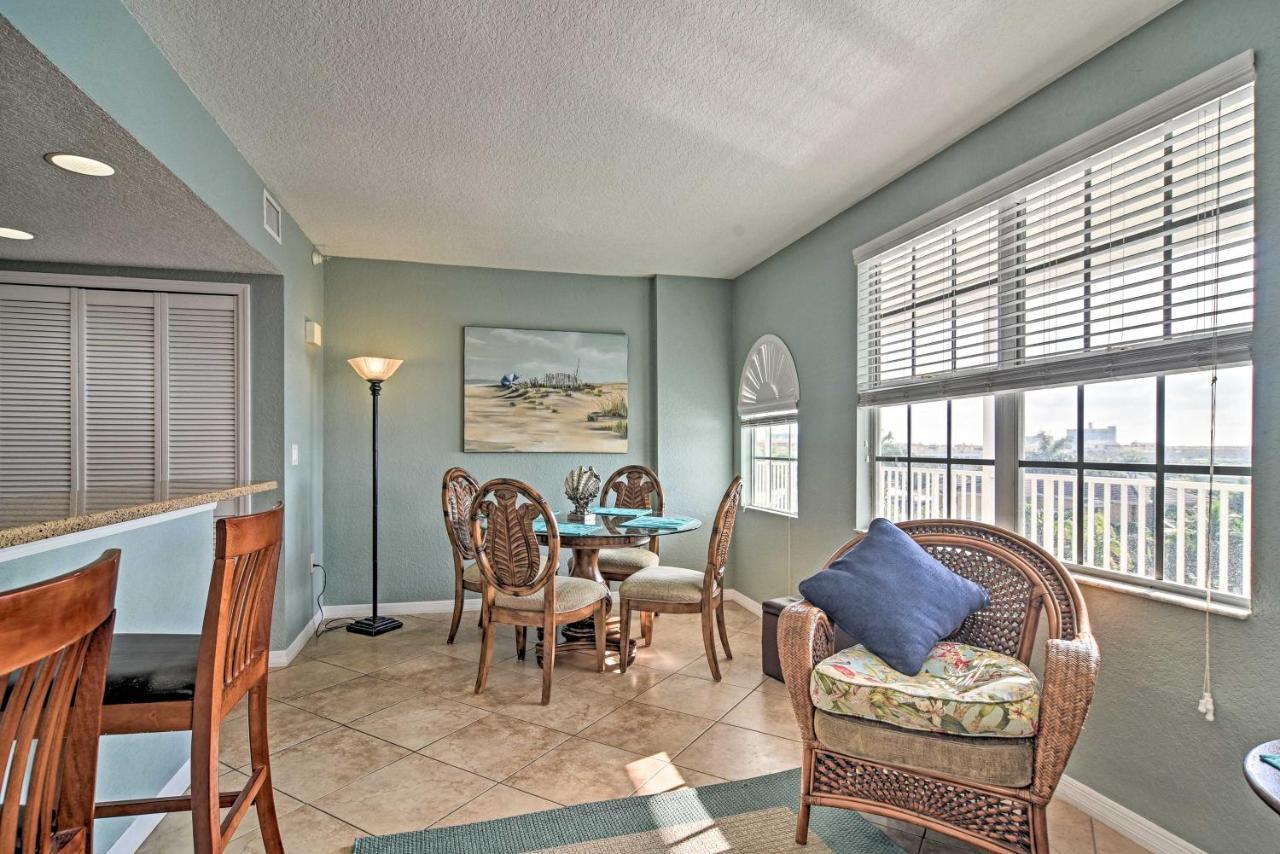 Coastal With Pool, Walk To Clearwater Beach! Apartment