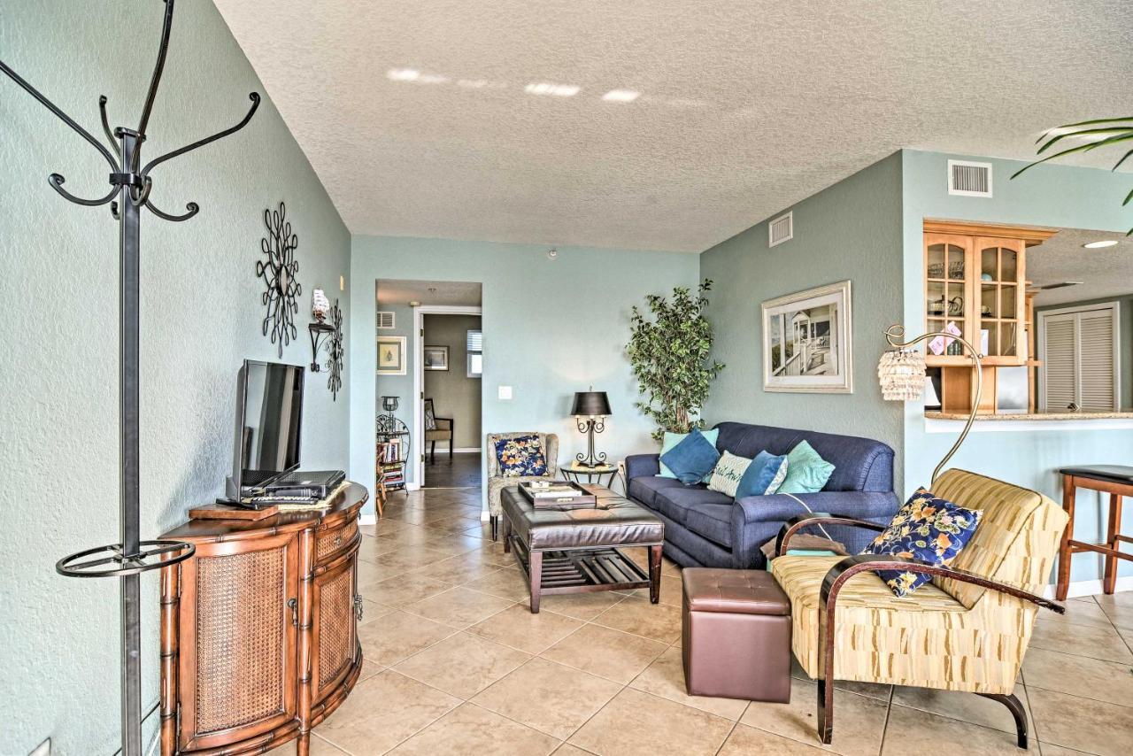 Coastal With Pool, Walk To Clearwater Beach! Apartment *