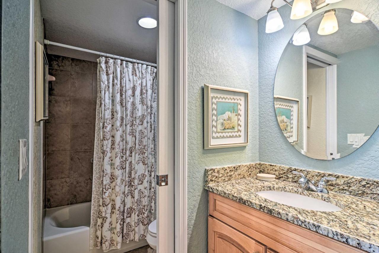 Coastal With Pool, Walk To Clearwater Beach! Apartment *