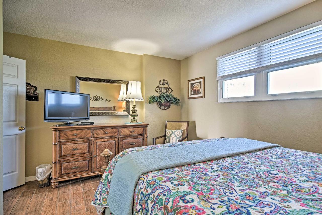 Coastal With Pool, Walk To Clearwater Beach! Apartment