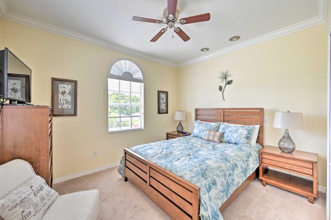 Escape With Screened Pool, Near Beaches! Holiday home Cape Coral
