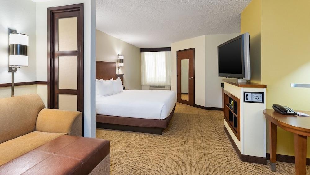 Hyatt Place Lauderdale Cruise Port & Convention Center