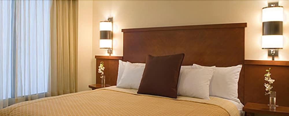 Hyatt Place Coconut Point Hotel 3*