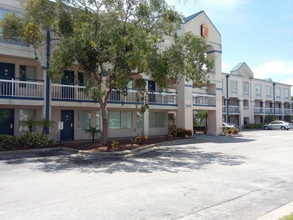 Super 8 By Wyndham Orlando Near Florida Mall
