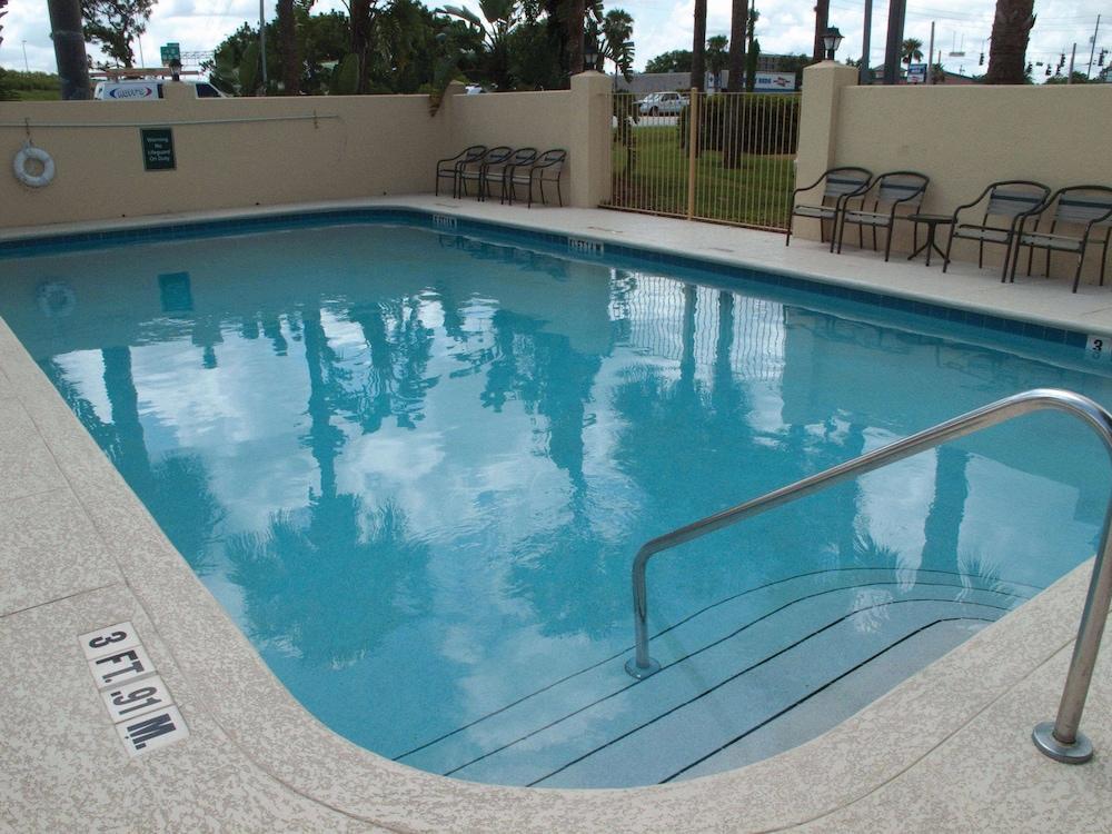La Quinta By Wyndham Orlando South Hotel