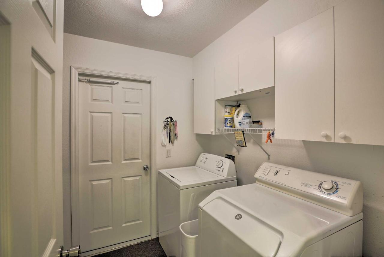 Holiday home Quiet With Backyard And Grill In Cape Coral!