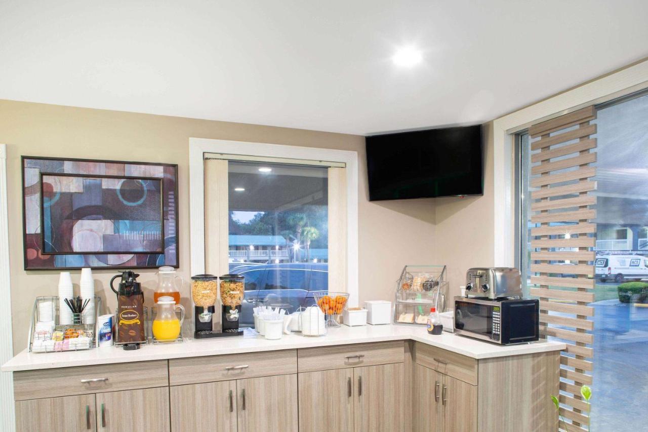 Super 8 By Wyndham Nas Area Motel
