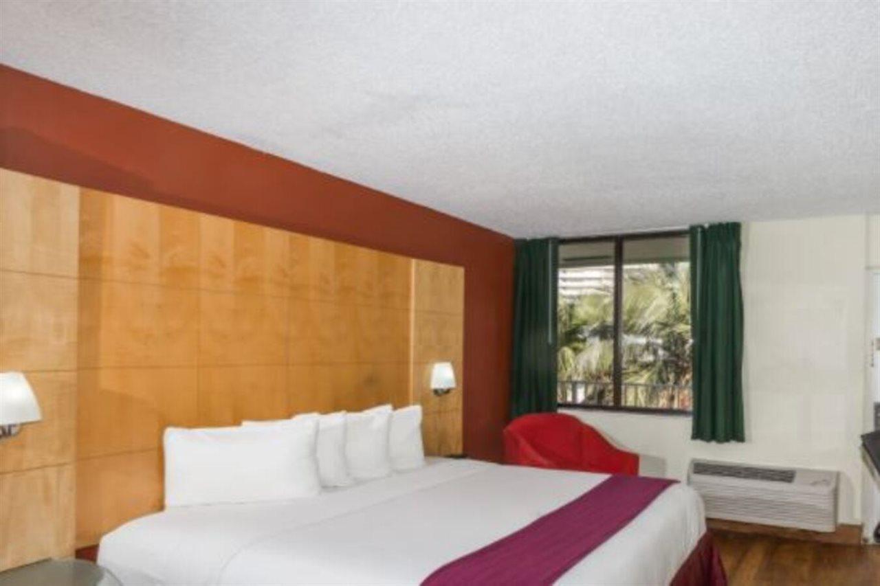Travelodge By Wyndham Lauderdale Fort Lauderdale