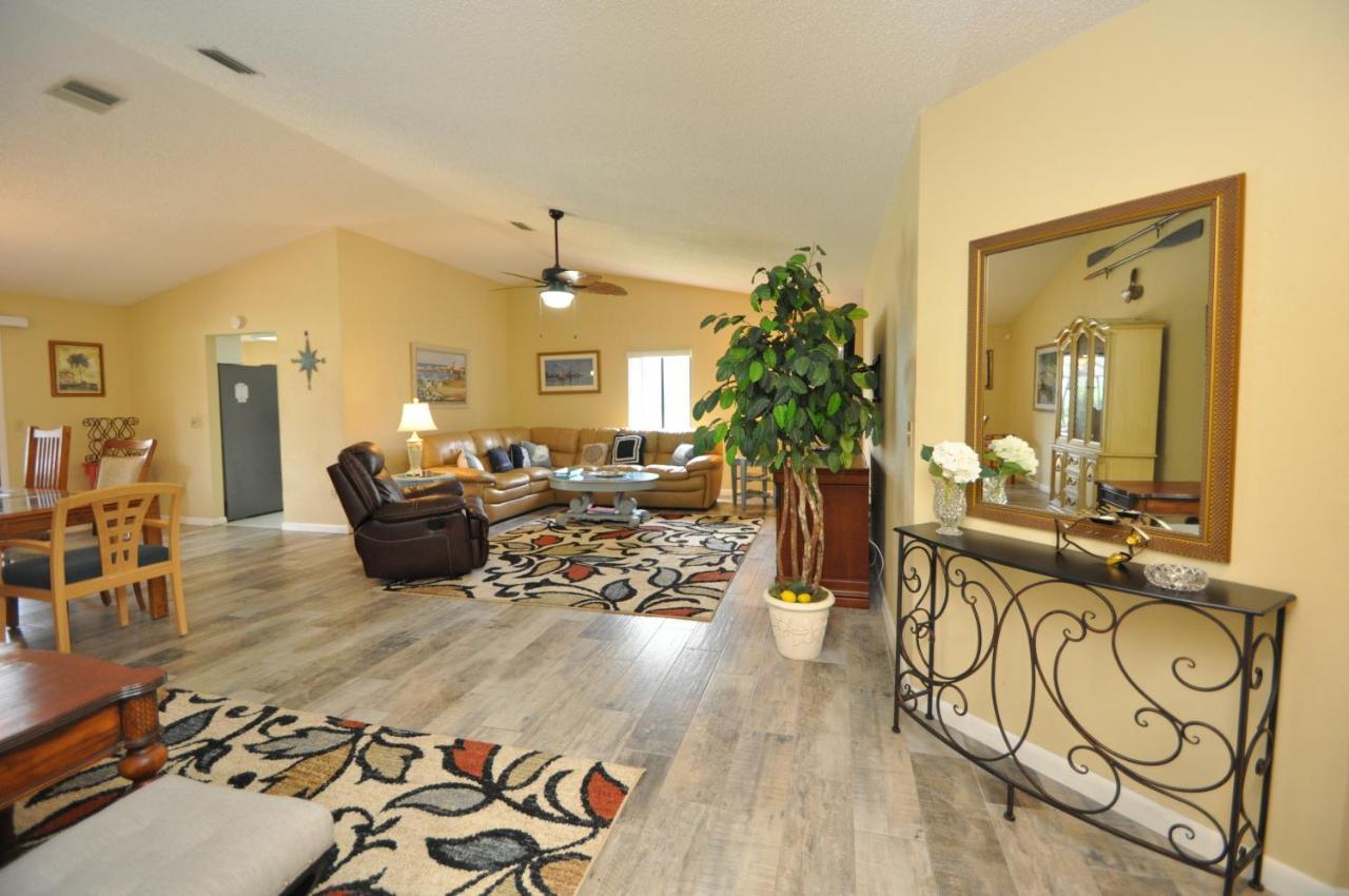 Salt Life Cozy Canal Front Pool W Boat Dock Holiday home Palm Coast