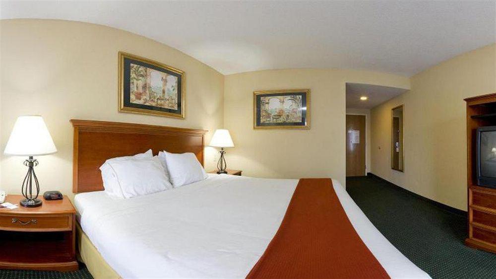 Express & West, An Ihg Hotel Brooksville
