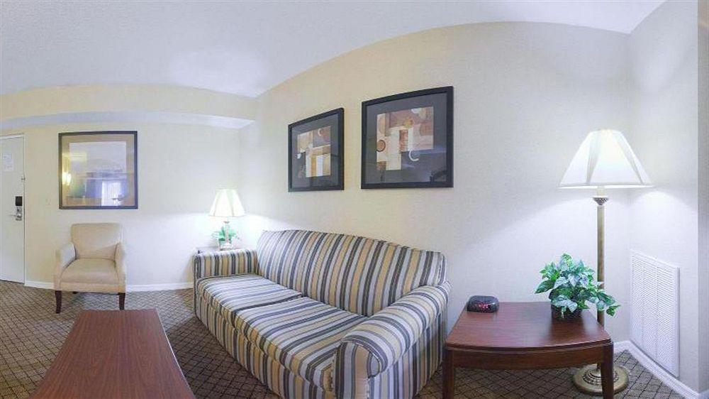 Express & West By Ihg Hotel