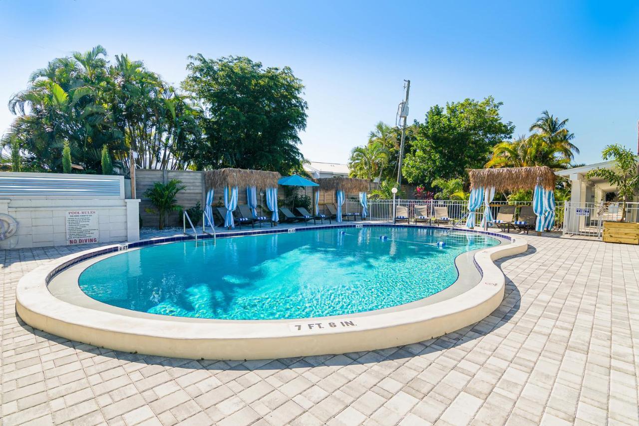 Latitude 26 Waterfront Boutique - Myers