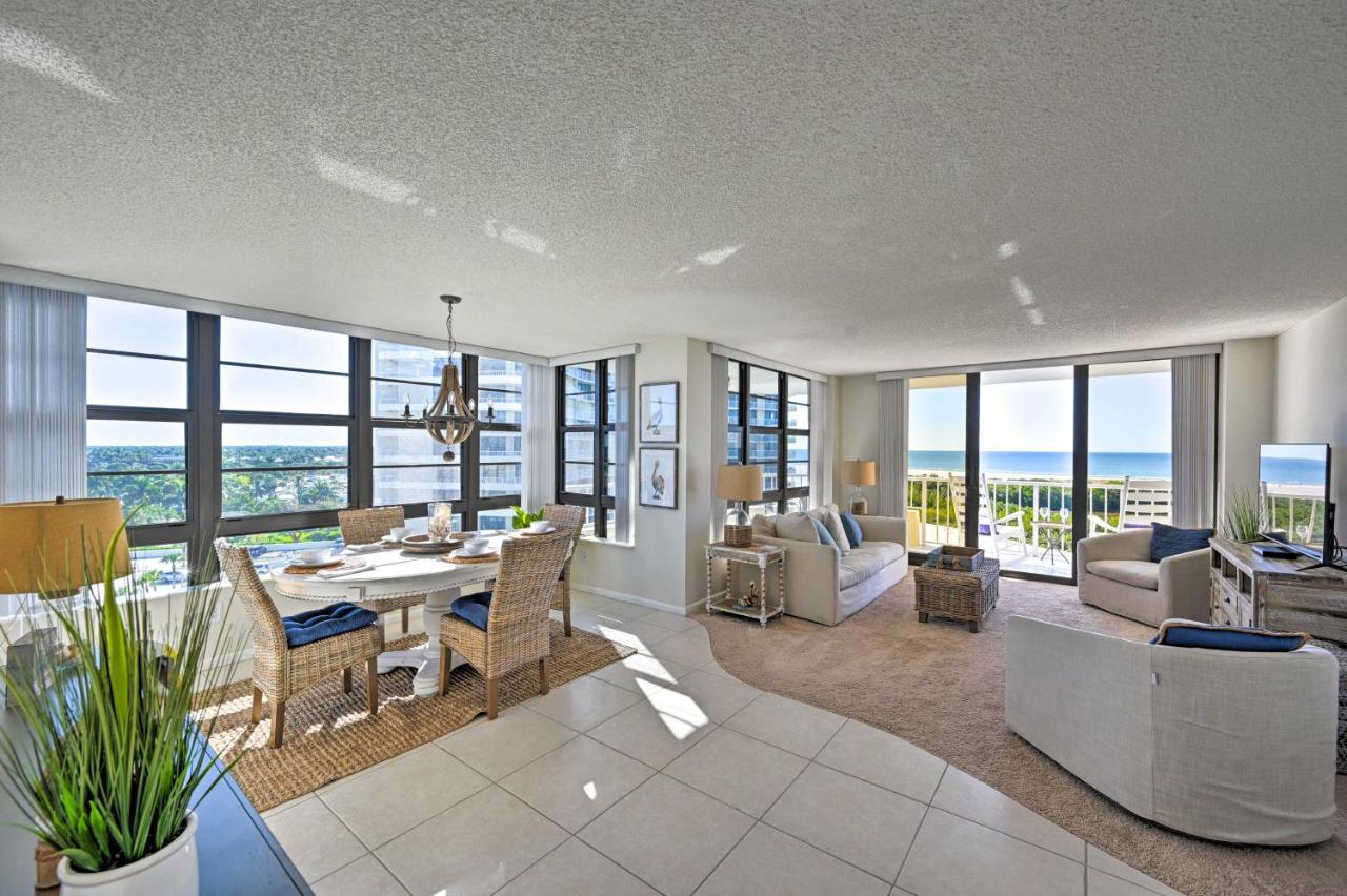 With Balcony And Stunning Ocean Views! Apartment