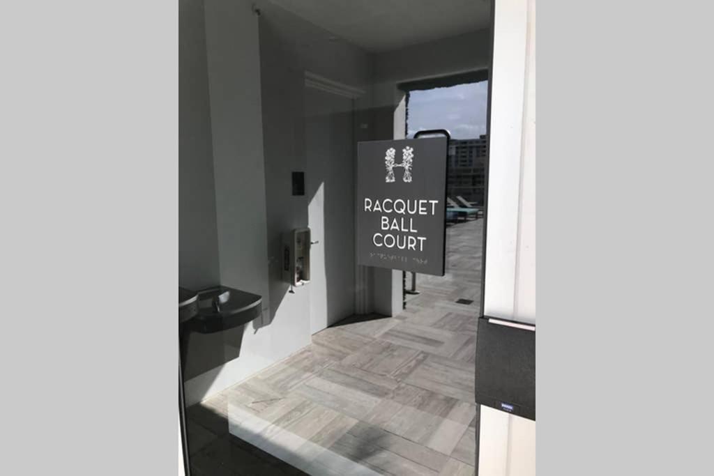 Luxury Condo-hbh * Hollywood