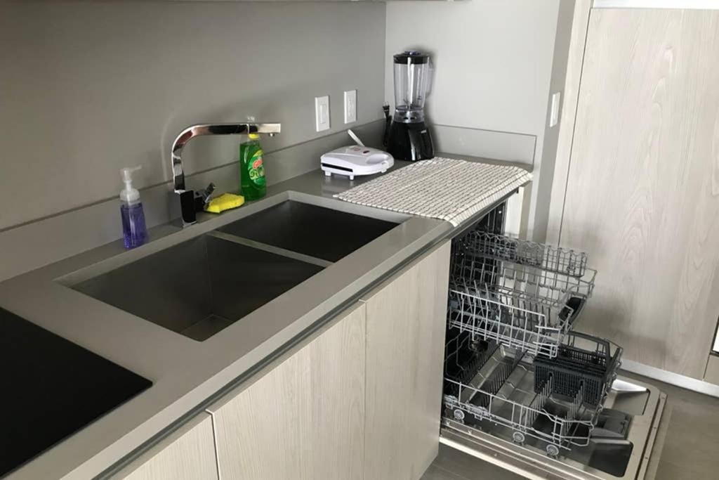 Luxury Condo-hbh