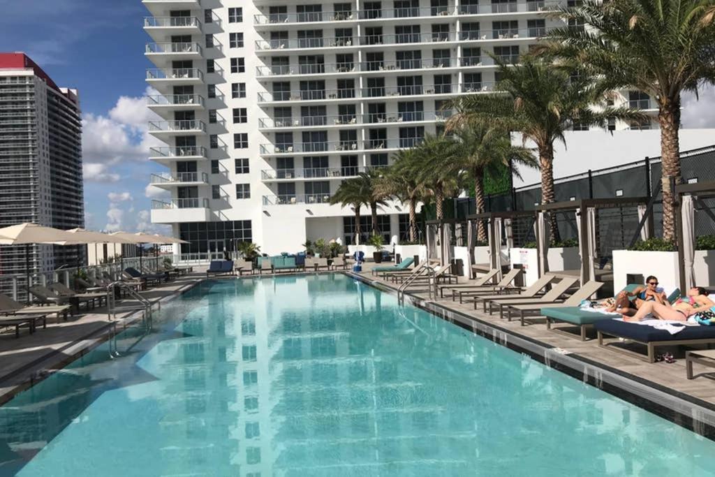Luxury Condo-hbh * Hollywood
