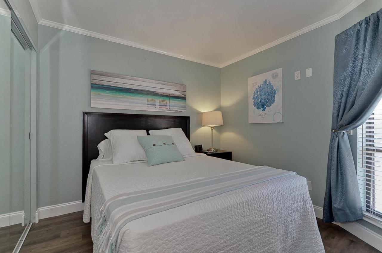 Apartment 252-wifi Waterfront, Amazing View From Balcony-close To Bucs Stadium *