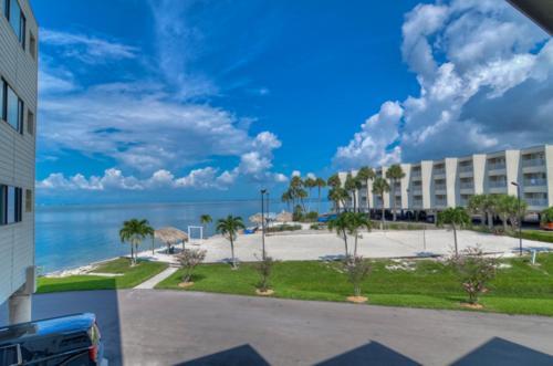 Apartment 252-wifi Waterfront, Amazing View From Balcony-close To Bucs Stadium *