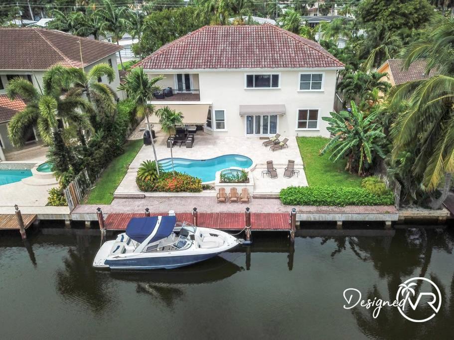 Gorgeous 5 Bedroom W/heated Pool Canal Front Holiday home