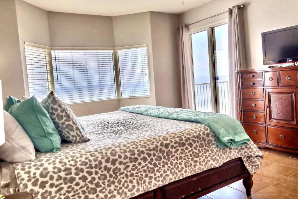 Happy Ours 2200 Sq Ft Corner Beachfront Sleeps 12